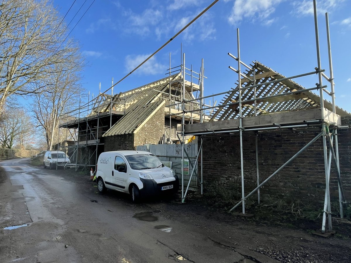 OmurcaLtd's tweet photo. Good progress, at our development site for 5 bedroom, 4 bathroom, link detached annexed development with 1.5 acres of plot, under cover carport for 3 cars and external office within the complex #development #developer #countryliving #countrylife #barnconversion https://t.co/mqhEyQSupp