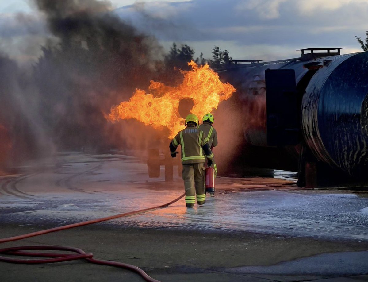AirfieldFire's tweet photo. ๐จ๐ผโ๐ Earlier this month we sent one of our Crew Commanders up to The International Fire Training Centre to carry out a revalidation qualification to be a Lower Catagory Airfield Supervisor.
#shuttleworthcollection #teamavfs #teamwork #firefighters #aviation https://t.co/hRLjb8i8qq