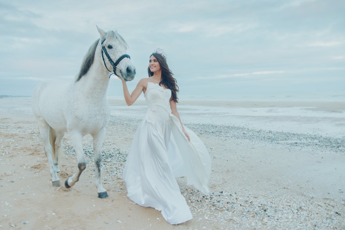 MissFrance's tweet photo. Venez rencontrer Diane Leyre, Miss France 2022 ce dimanche à @vhpofficiel pour le #PrixDeFrance #SpeedRace !
➡️ Vos invitations : https://t.co/rqV6a3wEl1

Crédit photo : Sipa Press / Benjamin Decoin https://t.co/Nk4agqItsv