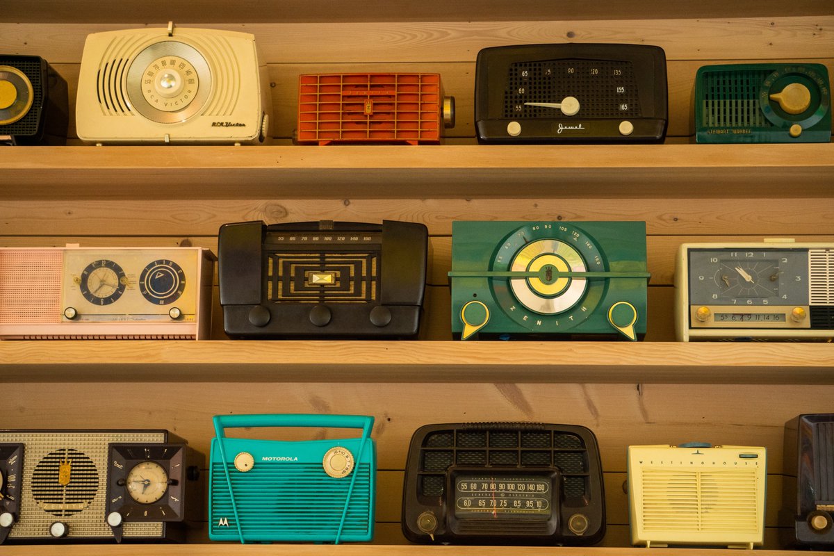 SyllabusMedia's tweet photo. Tweet 1 : 
À l’occasion de la journée mondiale de la radio le 13 février, retour sur son histoire 🎙
La radio est tout d’abord un travail collectif avec Fessenden, Hertz, Popov, Branly, Marconi et Lodge (1/4) https://t.co/GnPno7Uh7z