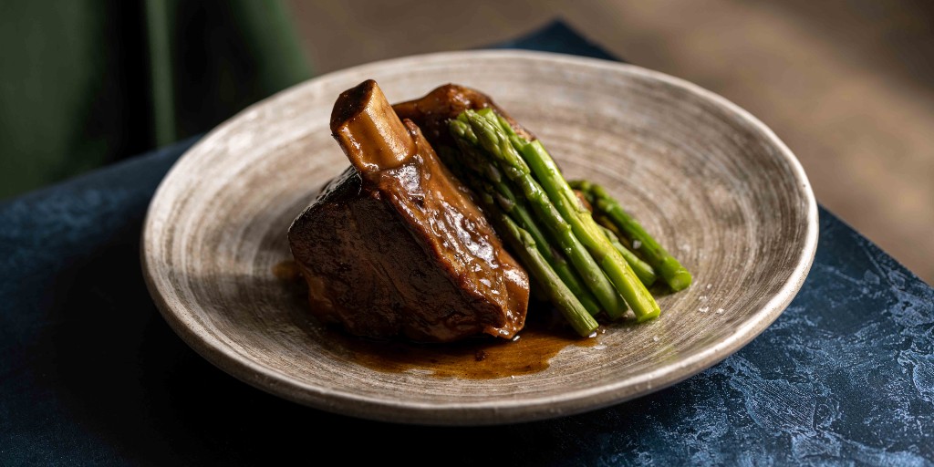 Acuérdate de probar la costilla de ternera glaseada a baja temperatura con acompañamiento de espárragos verdes este fin de semana como plato especial de San Valentin, delicioso verdad?
·
#tatelrestaurant #sanvalentin #valentinesday