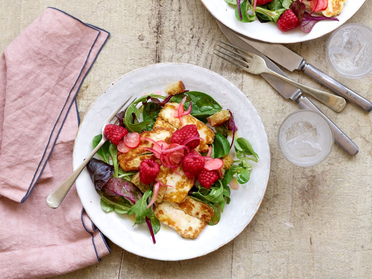 AngusFruit's tweet photo. The tang of the sweet and sharp pickled raspberries accentuates the creaminess of the halloumi. Makes a fresh tasting lunch or a generous starter. Recipe in the bio ☝️
#AngusTradingTeam #AngusSelect #GoodNatured #TheBerrySpecialists #Raspberries #RaspberryRecipe https://t.co/QbFqCfOoWy