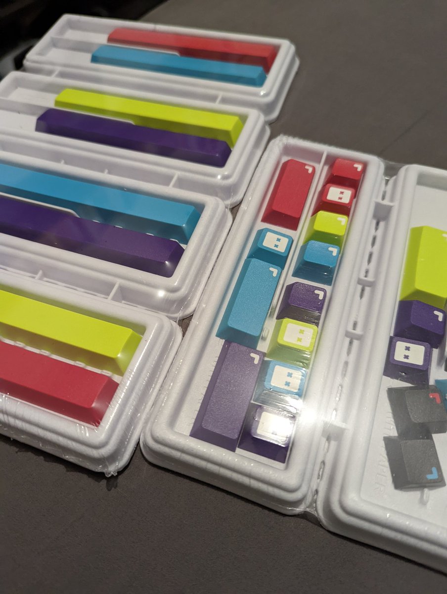 KuroRyuu_86's tweet image. Whoa....mail day. Ive been waiting for these for awhile. GMK pixel novelties/spacebar and MatrixLabs 53g tactiles. Those switches are soo smooth and poppy. Like butter. 
#Drop #matrixlabs #switches #keycaps #gmkpixel #mechanicalkeyboard #53gtactile #dailyclack