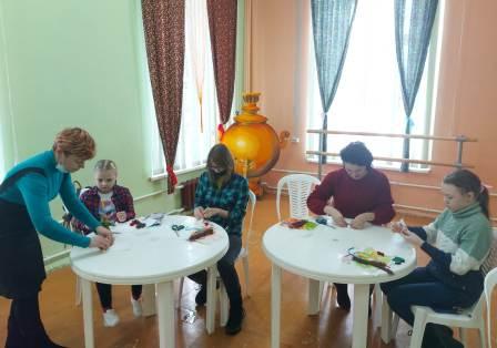 PlavskMuseum's tweet photo. Воспитанницы НХА "Ассорти" своими руками сделали народную  игрушку - талисман "Желанницу". Считалось, что небольшие желания кукла сможет выполнить до следующего месяца. Для реализации более масштабных просьб понадобится побольше времени. #История_Плавска #народнаяигрушка https://t.co/Kn25FWRs0o