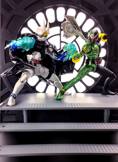 うちのサイクロンジョーカーは調色してないのを筆塗りだからちょっと青み足らないけど、この色は綺麗だなぁと思う。(h 