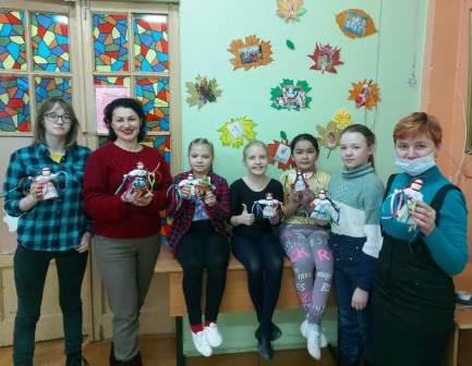 Воспитанницы НХА "Ассорти" своими руками сделали народную  игрушку - талисман "Желанницу". Считалось, что небольшие желания кукла сможет выполнить до следующего месяца. Для реализации более масштабных просьб понадобится побольше времени. #История_Плавска #народнаяигрушка