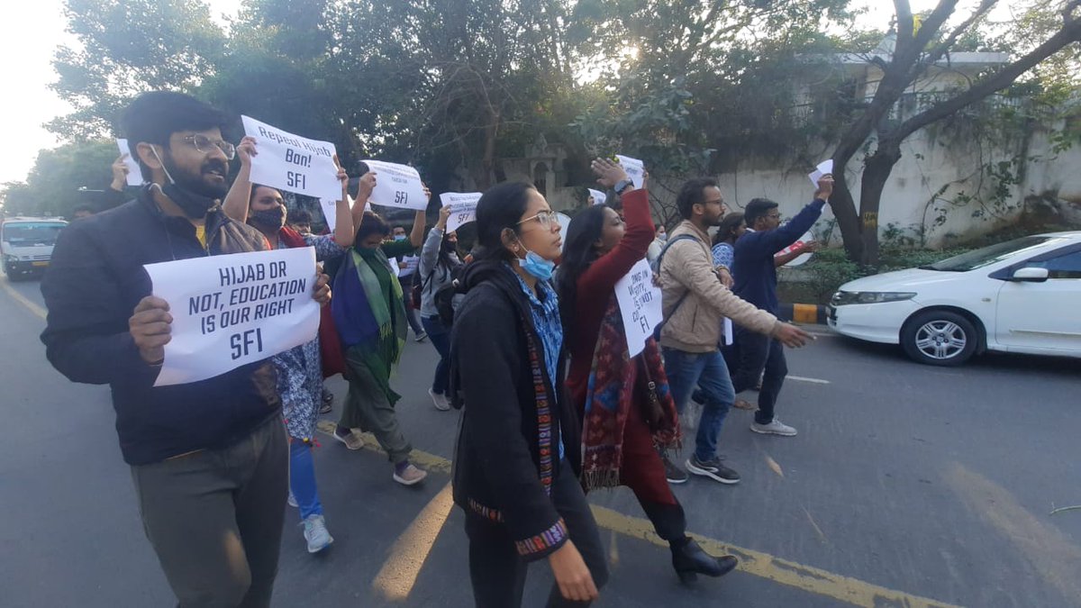 Sumit_Katariaa's tweet photo. SFI activists detained &amp; taken into custody at 5 police stations. Mandir Marg, Chanakyapuri, Connaught Place, Barakhamba Road, Vasant Kunj police station.

BJP led centre govt stop curbing the voices of dissent &amp; democratic right of protest.

#NoToCommunalism #Karnataka #SFI https://t.co/hGayEux9zX