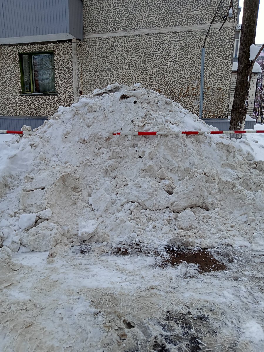 MARINA7520's tweet photo. @73_online @AdmZavolgia @A_Cherepan просим принять меры на УК Абсолют, они свой грязный снег собранный со всей дороги пр-зд Сиреневый-15 перекинули через забор на территорию пр-зд Сиреневый-5 завалив всю при домовую территорию,весной будет затопление подвала.Просим это убрать https://t.co/a1oGl7mQcY