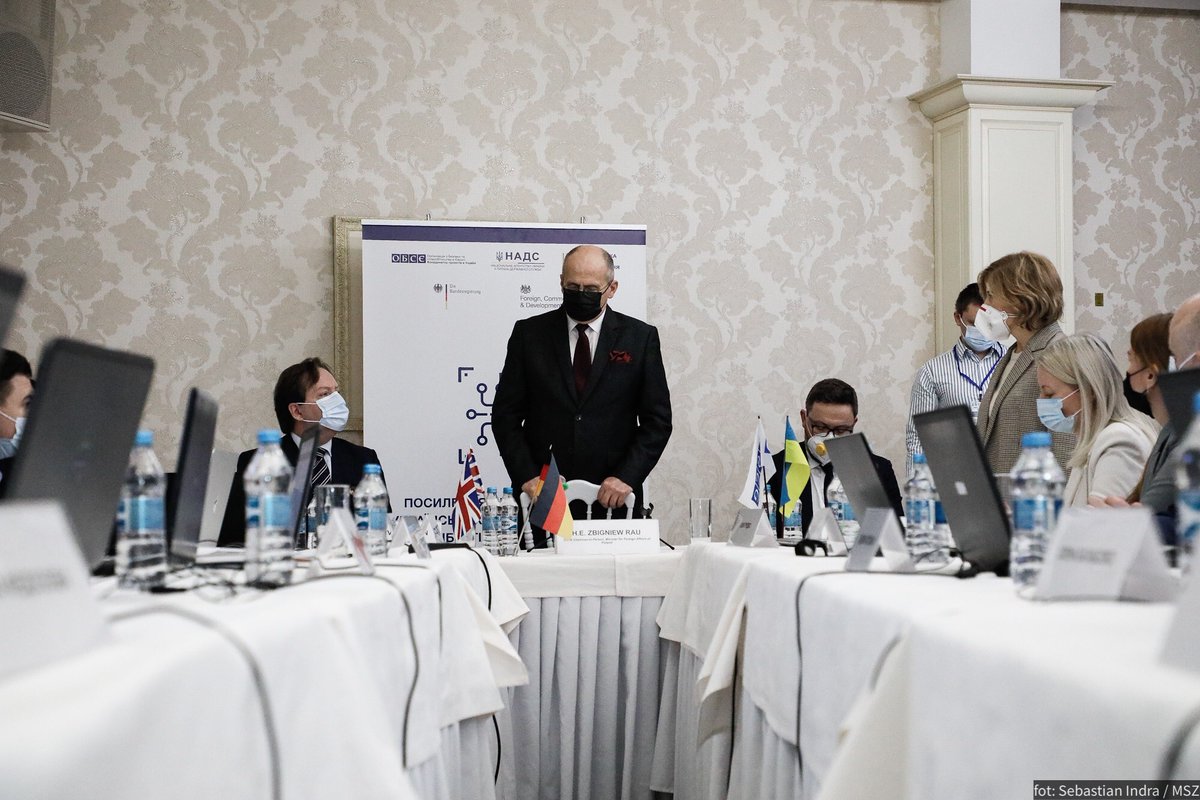 FM <a href="/RauZbigniew/">Zbigniew Rau</a> met with the <a href="/OSCE/">OSCE</a>_SMM team in Kharkiv and visited participants of a combating cybercrime training.

Promoting cyber education and building cyber resilience is a priority of 🇵🇱 @OSCE Chairmanship.

#OSCE2022POL