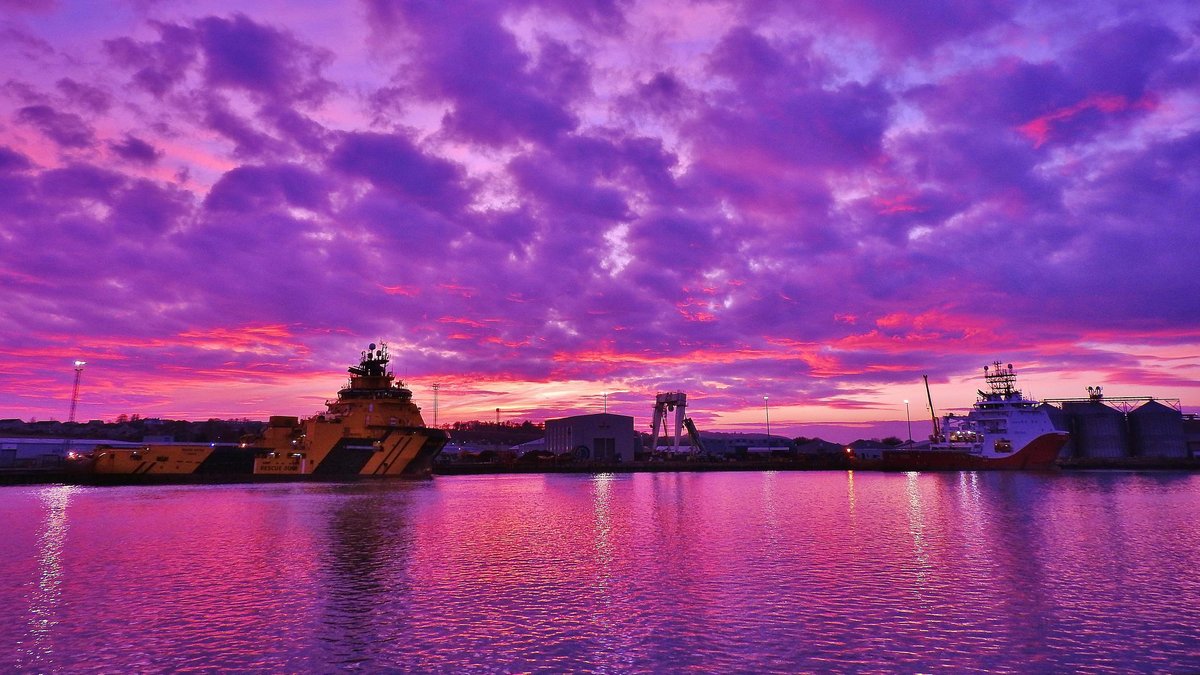 Red sky at night, sailor's delight! One of our Rix team took this amazing photo of the sunset over Montrose Port this week 😍