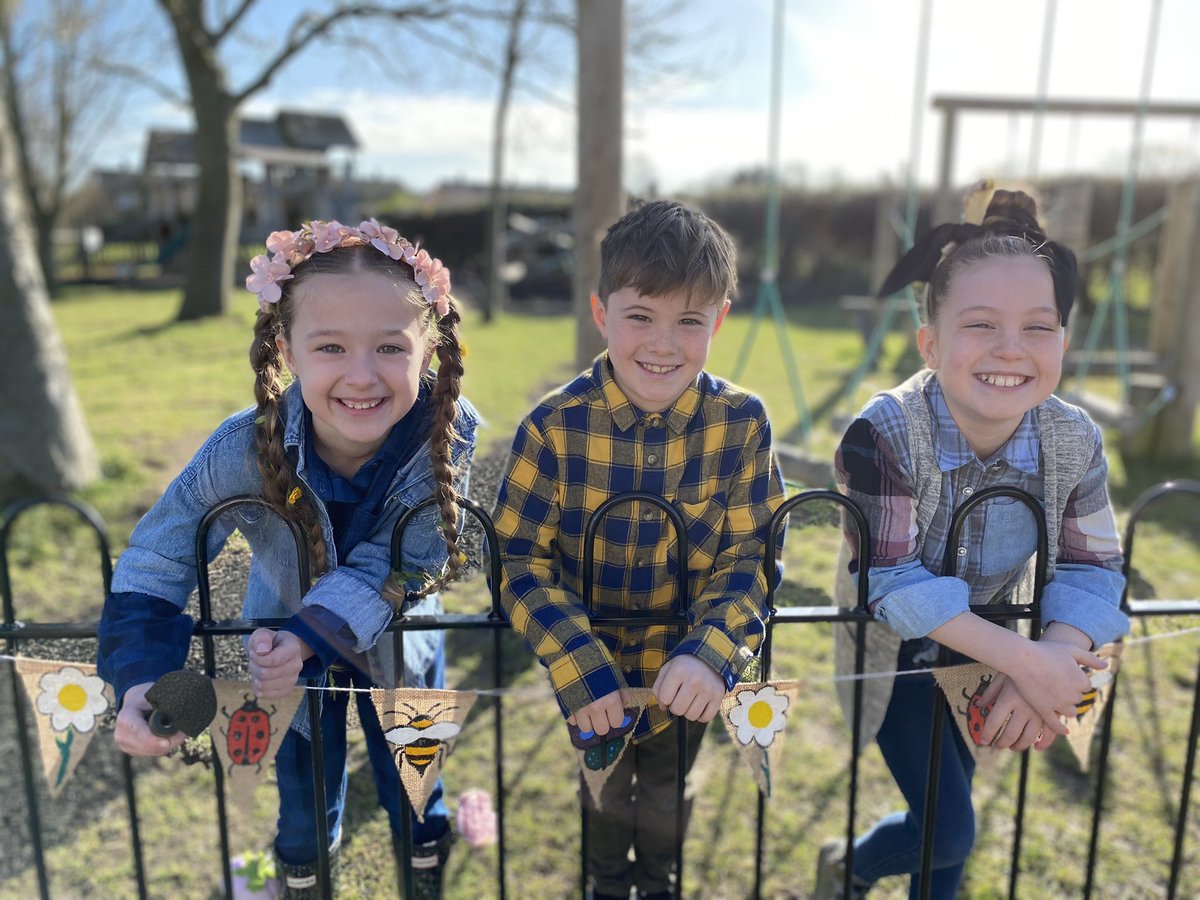 Greenstedpri's tweet image. Year 4 have enjoyed exploring the school grounds and identifying different plants 🪴🌳🪴 #justkeepdigging #plantforlife @growingcommuni3 @GreenpeaceUK @BBCSpringwatch