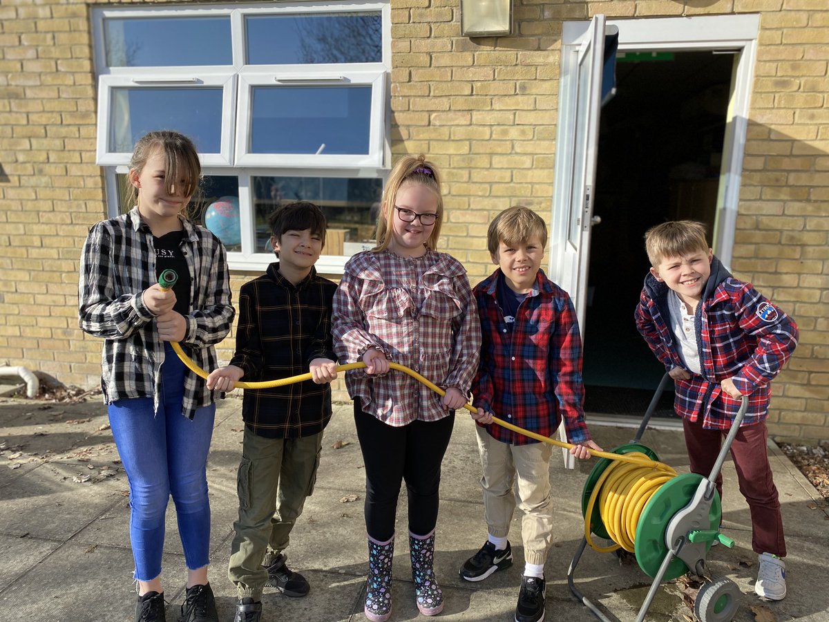 Greenstedpri's tweet image. Year 4 have enjoyed exploring the school grounds and identifying different plants 🪴🌳🪴 #justkeepdigging #plantforlife @growingcommuni3 @GreenpeaceUK @BBCSpringwatch