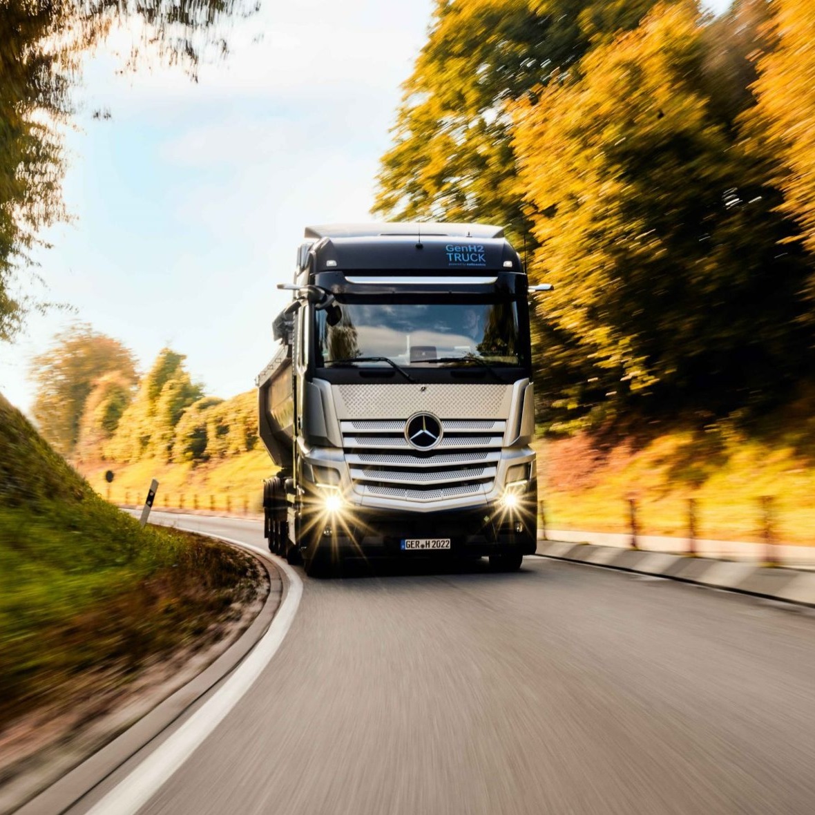 What drives the CO2-neutral future? We are pursuing a dual-track strategy in the #electrification of our portfolio: the combination of battery-electric &amp; hydrogen-based drive technologies enables optimal transport solutions for all applications. 
👉media.daimlertruck.com/marsMediaSite/…