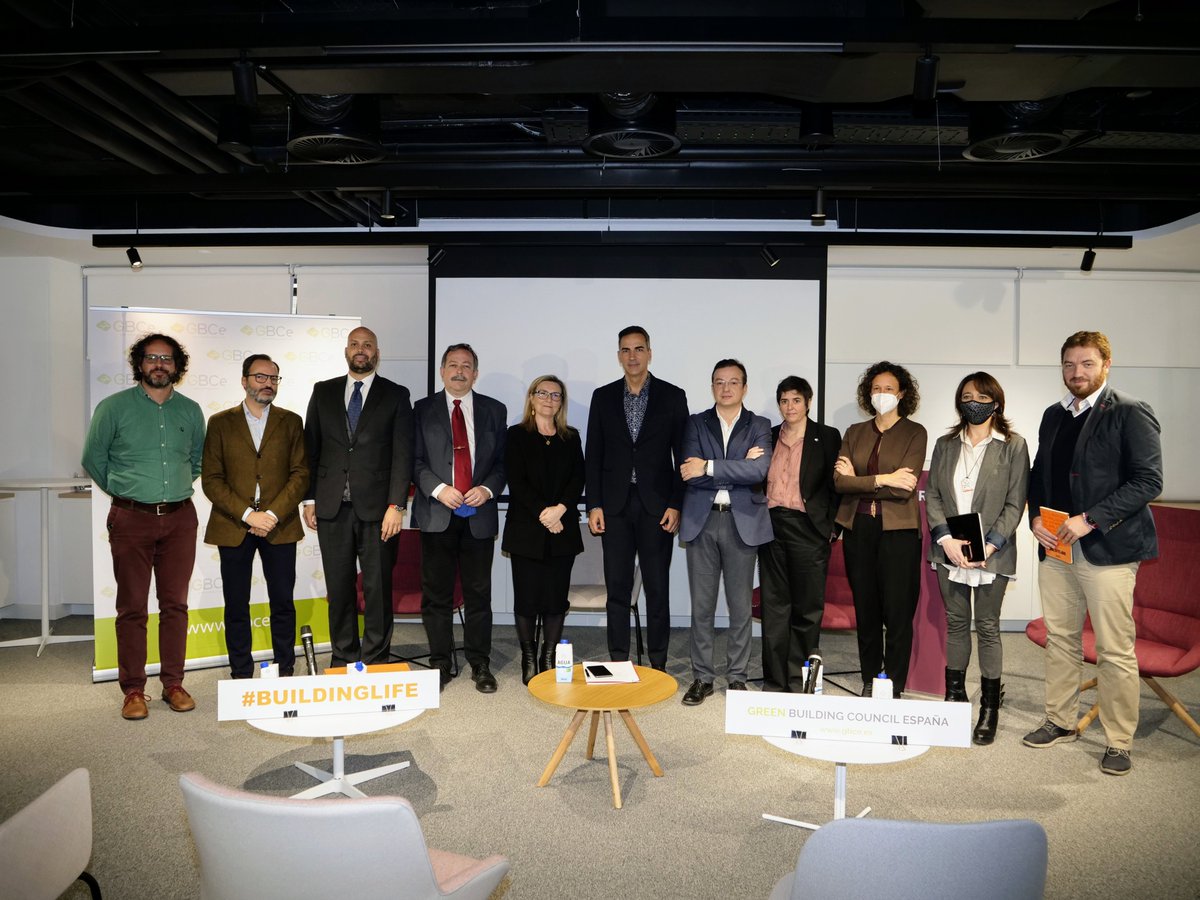 El objetivo final #Descarbonización2050 La Hoja de Ruta #BuildingLife definida por <a href="/GBCEs/">Green Building Council España</a> Ahora sólo falta comenzar con la ACCIÓN... El sector que opina con #Calidad #Transformación #Diálogo #Incentivos #Rehabilitación #RegeneraciónUrbana #Digitalización construible.es/2022/02/11/pre…