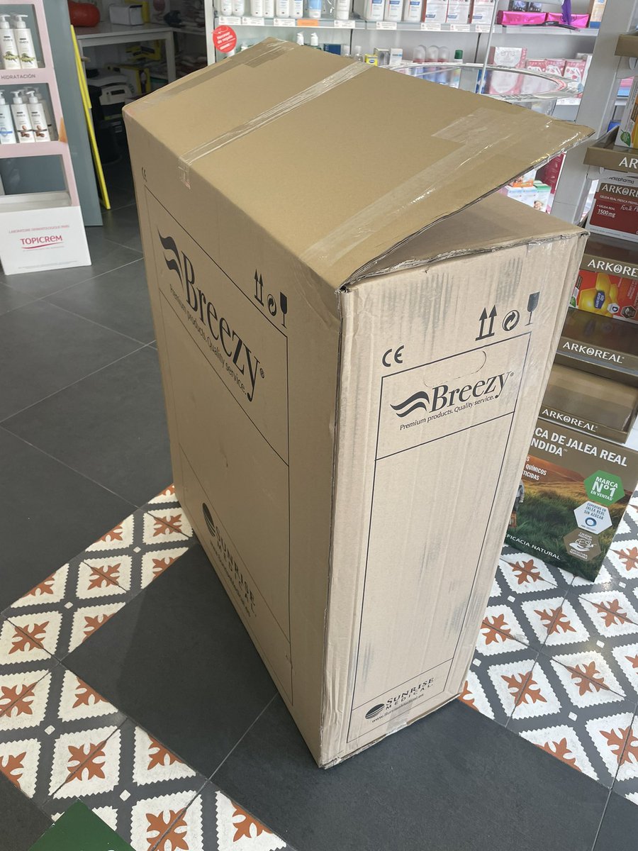 elemarso's tweet photo. Acaban de entregar una silla de ruedas en la #farmacia que no es para nosotros. Si DHL se ha equivocado con un paquete tan grande y costoso qué no hará un “rider” con insulinas, estupefacientes..con el “delivery” que pretende “colarnos” la CAM y otros interesados @gfarmaunidos https://t.co/qpayebkOQ8