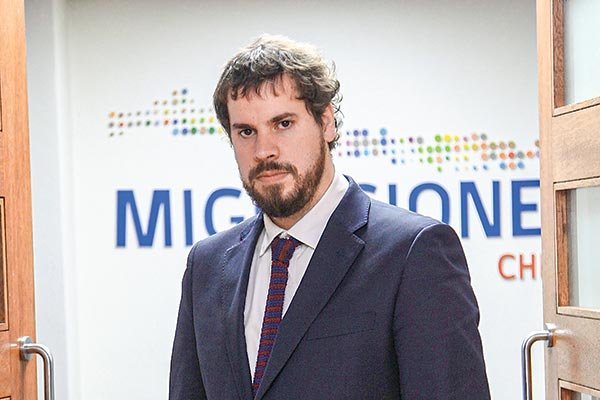 El es Álvaro Bellolio,jefe del Departamento de Extranjería y Migración.Gana mas de 6 millones mensuales para implementar y regularizar la migración. Seguramente debe estar de vacaciones ahora. En plena crisis migratoria está desaparecido. 
#ParoNacional #Noesinmigracionesinvasion