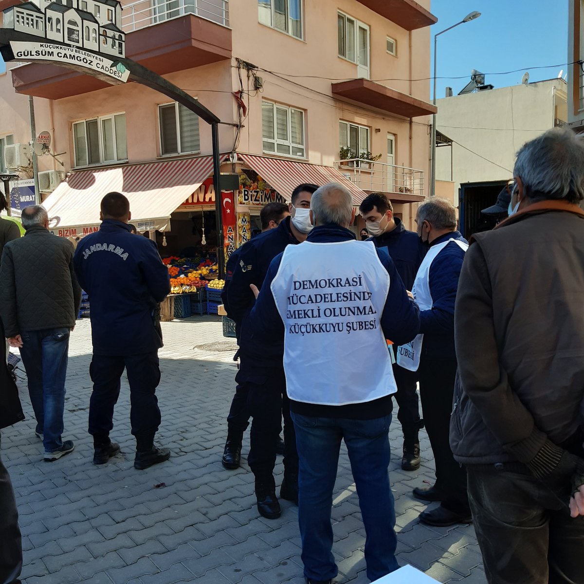 HColakogullar's tweet photo. jandarma tarafından imza kampanyamız engellendi... https://t.co/RGVS1kc7dE