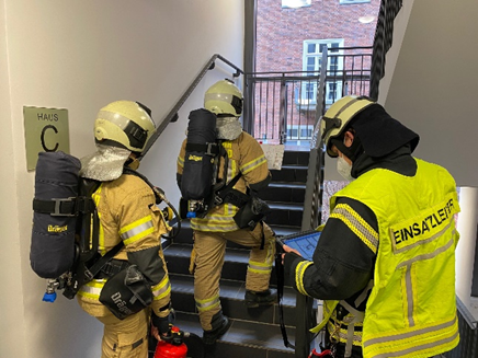 FGreifswald's tweet photo. Damit der Vorteil des #FSD auch wirklich zu einem Zeitgewinn führt, bedarf es guter #Einsatzplanung & #Training. Die Angehörigen der #Feuerwehr #Greifswald112 trainieren regelmäßig den Umgang mit #Feuerwehrplänen & #Melderlaufkarten.
#112live https://t.co/kKZvr3vuZJ