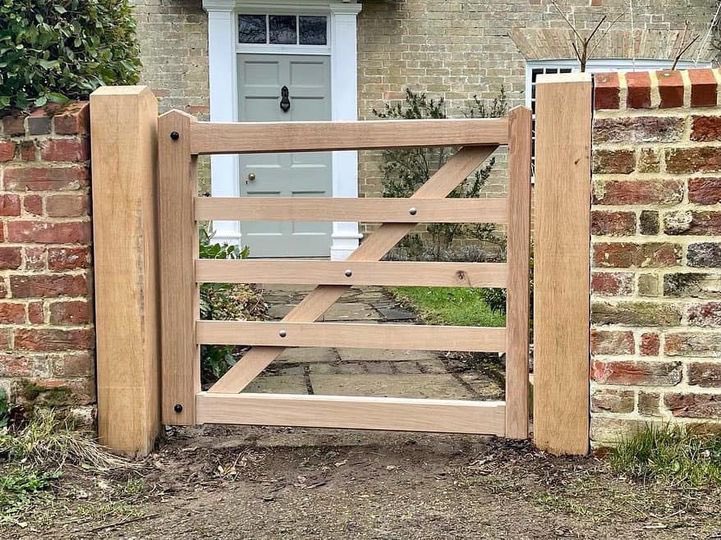 Beautiful traditional five bar gate crafted in sustainable English oak by the clever people @dbhandmadefurniture
