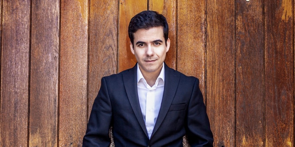 Askonas Holt (@askonasholt) on Twitter photo Tonight <a href="/nunoconductor/">Nuno Coelho</a> makes his debut with <a href="/ResidOrkest/">Residentie Orkest</a> starting with a One Minute Symphony, followed by Brahms and Walton, and ending the evening with Stravinsky's Firebird.
ow.ly/G0y250HSFCf Tonight <a href="/nunoconductor/">Nuno Coelho</a> makes his debut with <a href="/ResidOrkest/">Residentie Orkest</a> starting with a One Minute Symphony, followed by Brahms and Walton, and ending the evening with Stravinsky's Firebird.
ow.ly/G0y250HSFCf