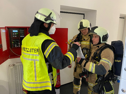 FGreifswald's tweet photo. Damit der Vorteil des #FSD auch wirklich zu einem Zeitgewinn führt, bedarf es guter #Einsatzplanung & #Training. Die Angehörigen der #Feuerwehr #Greifswald112 trainieren regelmäßig den Umgang mit #Feuerwehrplänen & #Melderlaufkarten.
#112live https://t.co/kKZvr3vuZJ