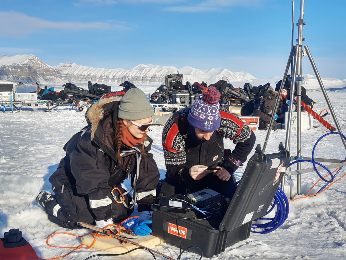 OceanSeaIceNPI's tweet photo. The underside of the sea ice is home to many photosynthetic organisms living in the harsh polar environment. An underwater hyperspectral imager, an advanced camera system, can be used to investigate these algae. Read more here: https://t.co/zmjFN6PnvB https://t.co/gzSTmU5pzP