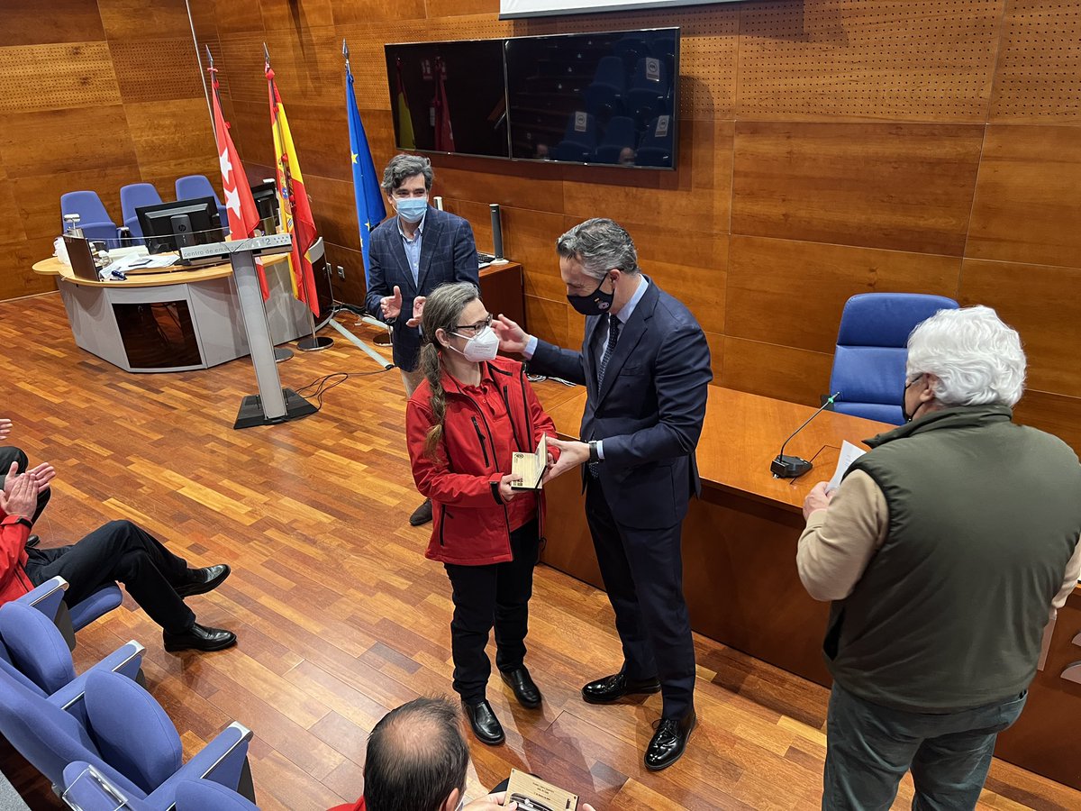 112cmadrid's tweet photo. Con motivo del #DiaEuropeo112 se ha homenajeado la labor del personal de #Madrid112.
En representación de todos, se ha hecho un agradecimiento especial a varios de sus trabajadores por su destacada labor durante la borrasca #Filomena.
#112Day
#112day2022
#HumansOf112
#ASEM112 https://t.co/aT9yBUOula