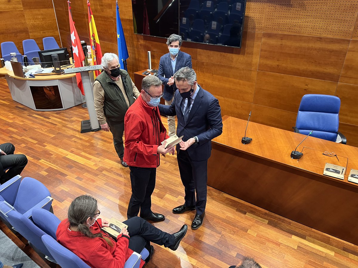 112cmadrid's tweet photo. Con motivo del #DiaEuropeo112 se ha homenajeado la labor del personal de #Madrid112.
En representación de todos, se ha hecho un agradecimiento especial a varios de sus trabajadores por su destacada labor durante la borrasca #Filomena.
#112Day
#112day2022
#HumansOf112
#ASEM112 https://t.co/aT9yBUOula