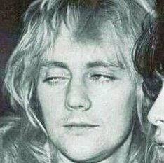 — видишь
звёзды?
                                         — вижу
— вот и хорошо
                                         — впусти в 
                                         палатку
— нет