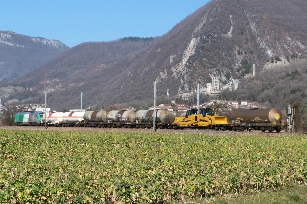 fantransport's tweet photo. Superbe convoi militaire au départ de Grenoble-Buisserate, suivi 30 min. plus tard, du fret régulier pour Sibelin (10/02/22).
#trainmilitaire #BB26000
#fretsncf #BB75000 https://t.co/O8mgoQCp44