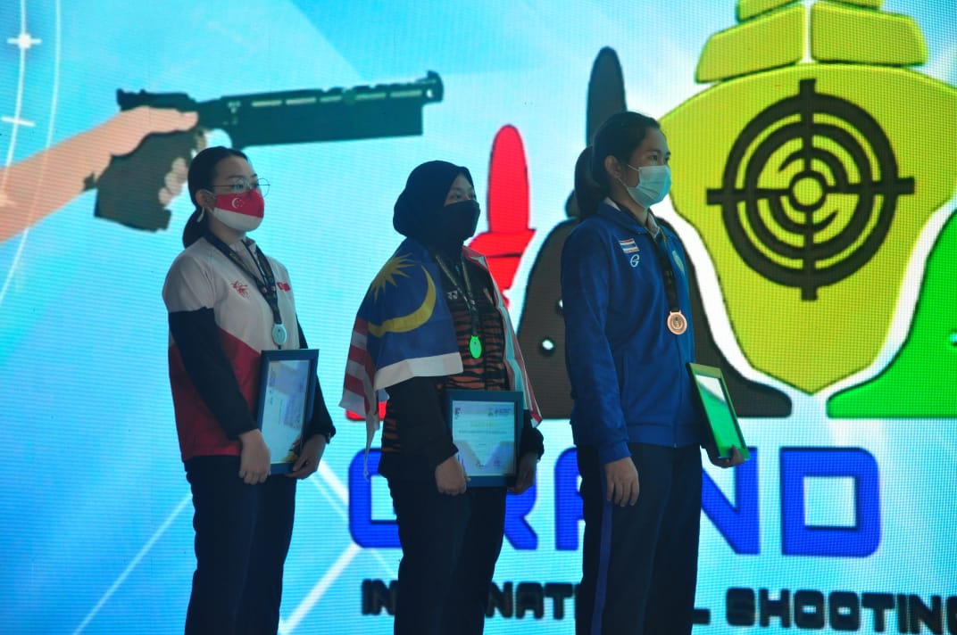 Pelapis's tweet photo. *ISSF GRAND PRIX RIFLE/PISTOL JAKARTA INDONESIA 2022* (9-17 Feb 2022)

*10M AIR PISTOL WOMEN* 11 Feb 2022

Emas - Nurul Syasya (MAS) - 
Perak - Teh Xiu Hong (SGP)
Gangsa - Champalat (THA) https://t.co/lB7j656FMg