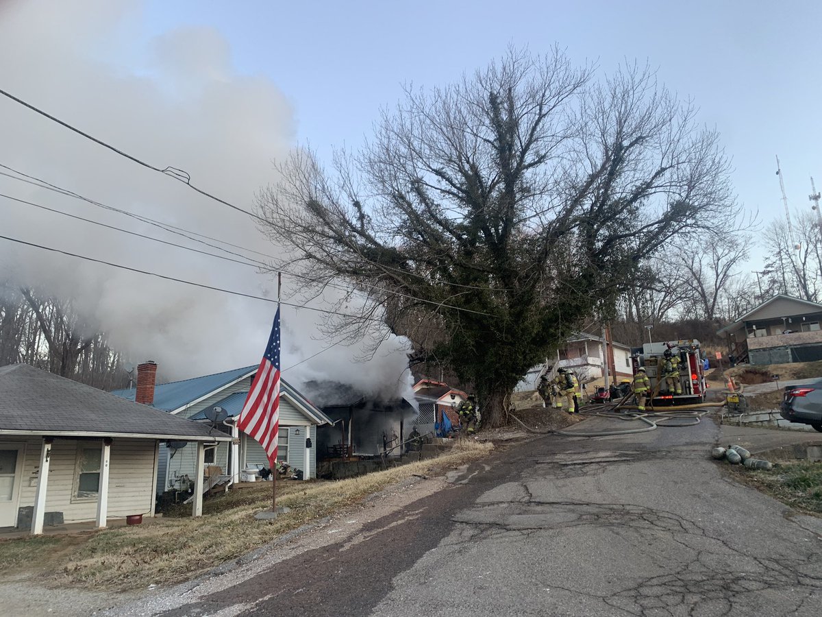 HAPPENING NOW - Active house fire in Huntington on Rutland Ave and Cottage Street. There were people in the home at the time of the fire. Cabell County Dispatch tells me everyone got out safe and there are no injuries. https://t.co/OLOSNzxNqs