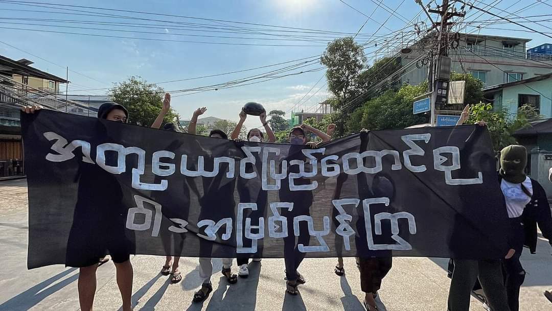 "အတုအယောင်ပြည်ထောင်စုဝါဒ အမြစ်လှန်ကြ" ✊🏽  Anti-coup revolutionary guerrilla strike in Yangon today. 🪧  #2022Feb11Coup #Telenor_StopTheSale #Telenor_EndWithCriminalJunta #WhatsHappeningInMyanmar