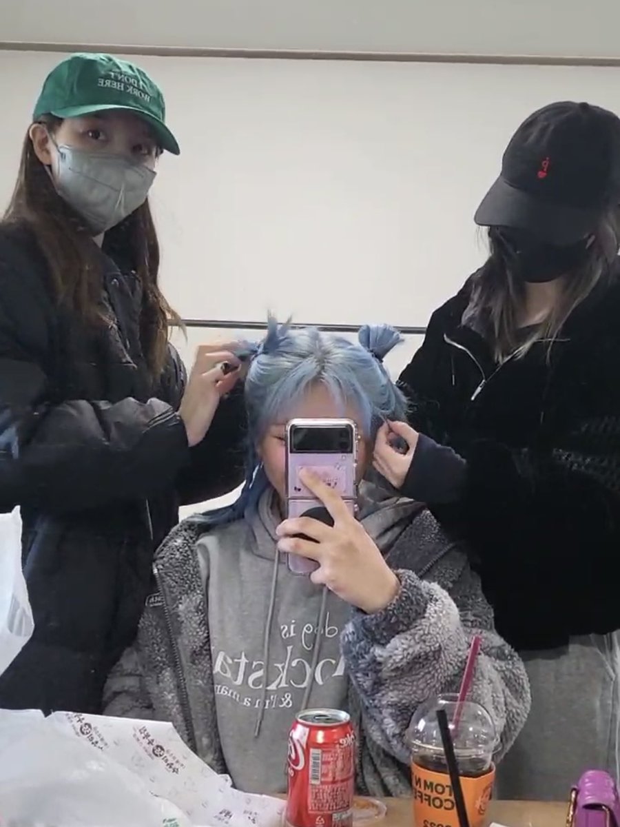 jeongyeon is so happy with the hairstyle that nayeon and momo made ><