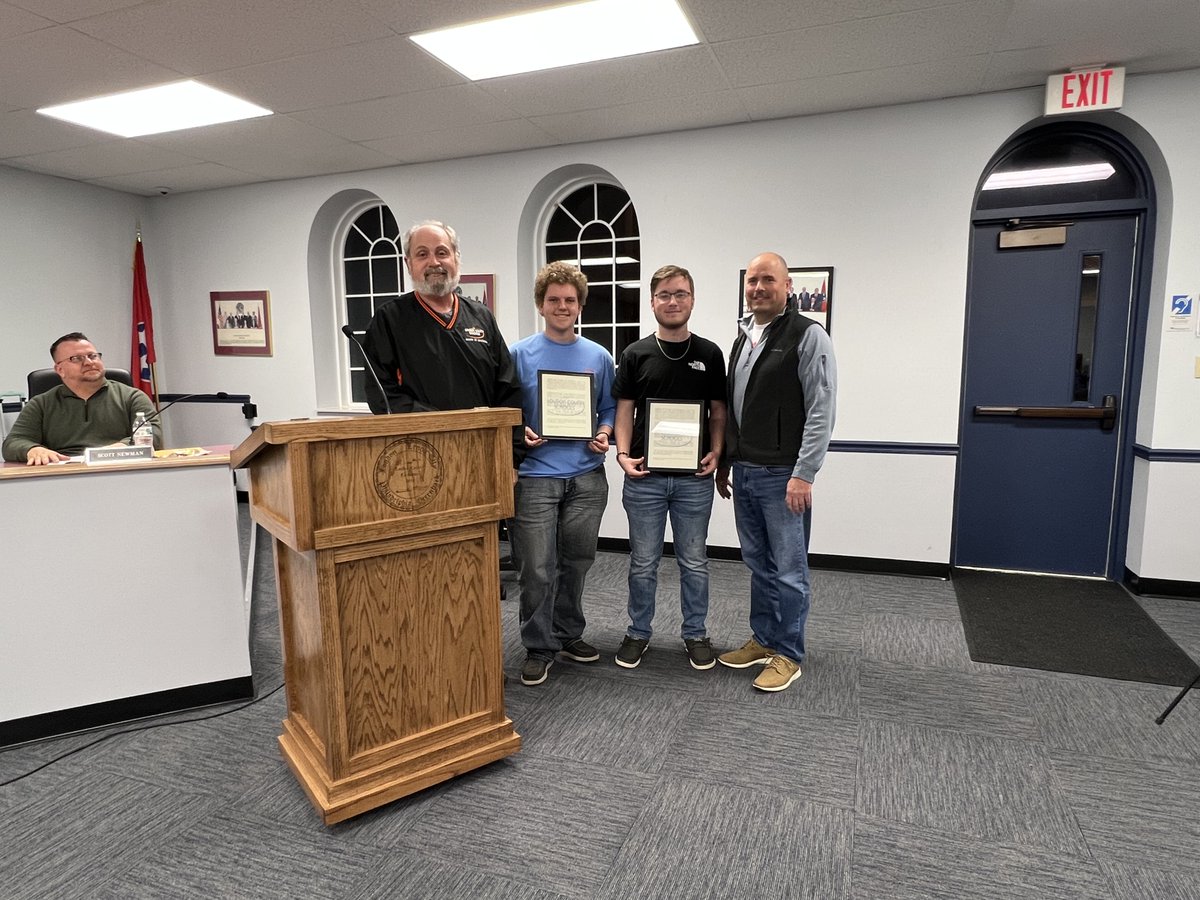loudoncountysch's tweet photo. GBS high school students in Mr. Gray Williams' carpentry class were honored last night at the February Board of Education meeting for building a new podium used for all Loudon County government meetings. A resolution was read aloud in their honor. #loudoncountyproud #cteatwork https://t.co/ilTN0pEIp8