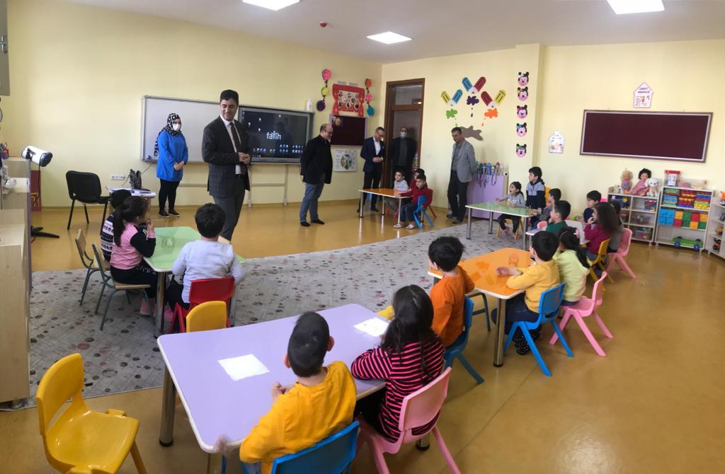 İlçe Milli Eğitim Müdürümüz Sn Cihan KIVANÇ ile Şube Müdürümüz Adem AGAÇ ve Şube Müdürümüz Harun ÇİNİCİ okul ziyaretleri kapsamında Şair Nefi Ortaokulunu ziyaret ederek incelemelerde bulundular.