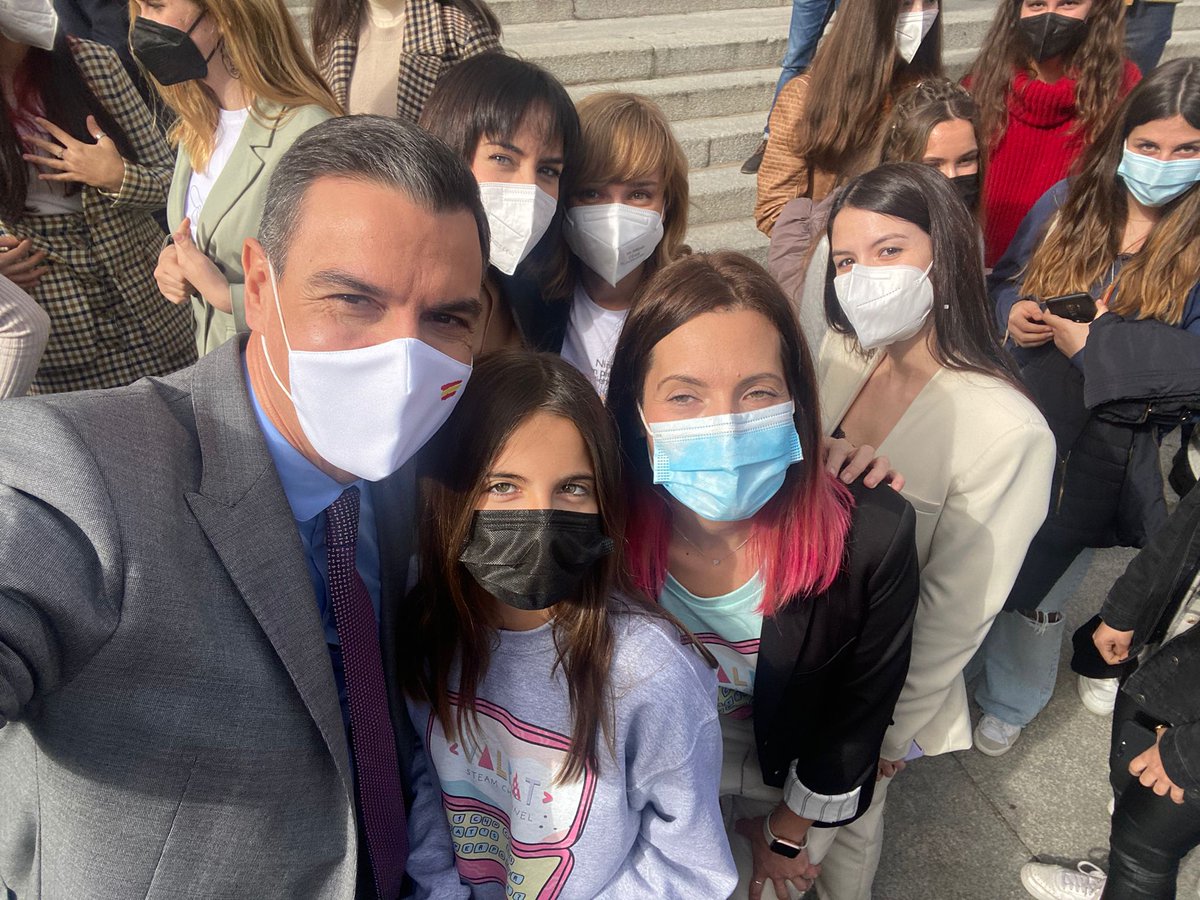 sanchezcastejon's tweet photo. El mundo se ha construido con un relato que ha prescindido del 50% de la población: las mujeres. Ahora, ellas deben ocupar el lugar que se merecen. Las niñas tienen que contar con referentes femeninos, saber que pueden trabajar en cualquier campo, también en el #STEAM.
#11F2022 https://t.co/ReM5Cx5jC2