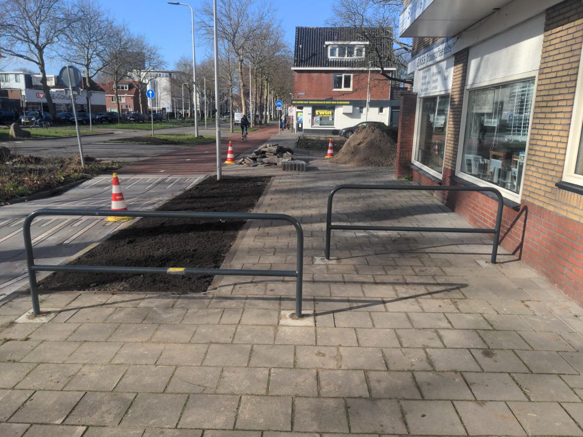 Gespot: fietshekjes aan 't #goylaan #hoograven om te voorkomen dat scooters de hobbels skippen via de stoep