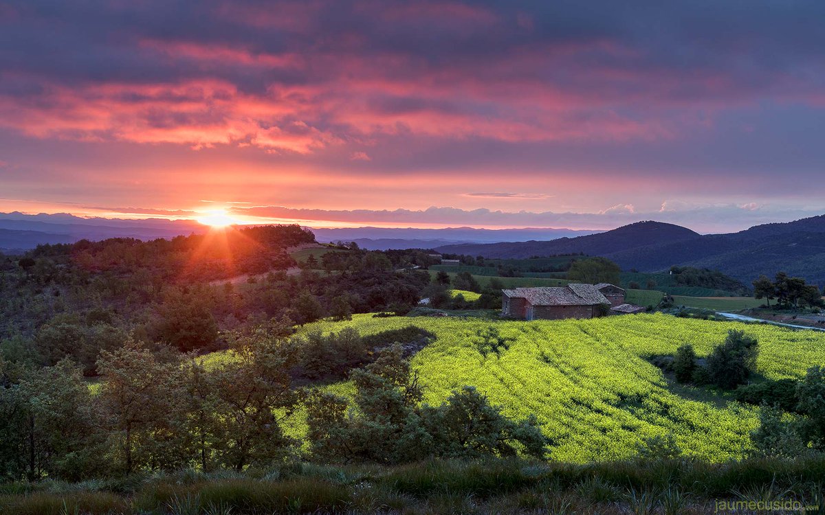 Pau, tranquil·litat, natura, rierols, nits estrellades i albades inigualables com aquesta, les trobareu al #camping  <a href="/calparadis/">Càmping Cal Paradís</a>, un càmping molt petit i familiar situat al cor de Catalunya.

ℹ️ campingcalparadis.com

#campingsbarcelona #bcnmoltmes <a href="/bagesturisme/">Bages Turisme</a>