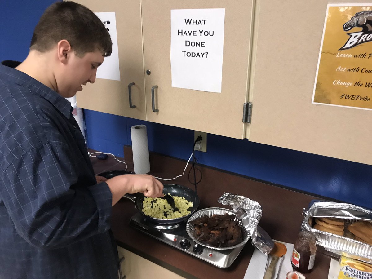 wb_ffa's tweet photo. Merging Agribusiness class Entrepreneurship projects with Livestock Practice! Thanks Chef Dawson for providing us all with breakfast to fuel our minds this morning! And shout out to the 8 members that came eager to learn at 6:45 in the morning! https://t.co/GMq1VuG4Be