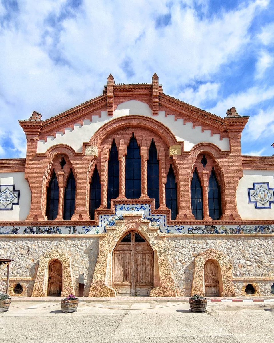 El celler de Pinell de Brai és obra de Cèsar Martinell.