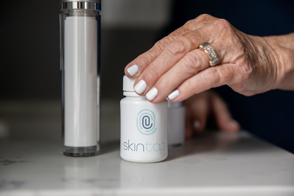 SkintapOfficial's tweet photo. Delivered to your door with free shipping!

We'll ship your prescriptions directly to your door for free. Now it's your turn! Start your Skintap skincare regimen and see real clinical results.

#Skintap https://t.co/AsVlb6nZvG