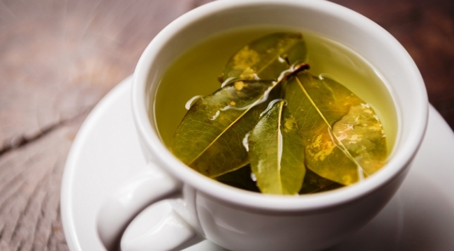 Отвар из лаврушки. Лавровый лист. Лаврушка в кастрюле. Лавровый лист в кастрюле. Варить лавровый лист.