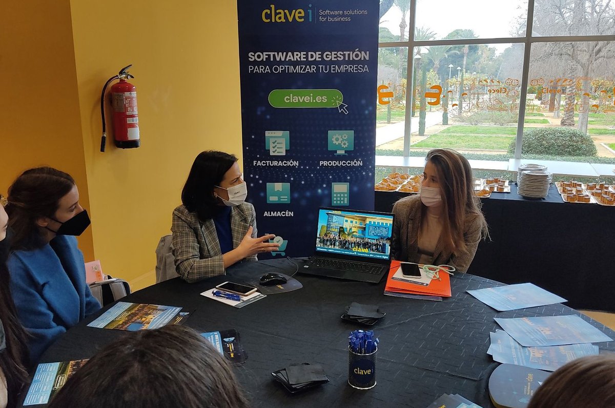📣 Nuestras compañeras del departamento de personas <a href="/IsabelBonmati/">Isabel Bonmatí</a> y <a href="/SQuesadaBonmati/">Sandra Quesada</a> participaron en el evento "Desayuno con Empresas".

Allí explicaron qué hacemos desde Clavei y presentaron las ofertas de prácticas a los estudiantes de la <a href="/UA_Universidad/">Universidad de Alicante UA</a> 🎉

#ClaveiTD