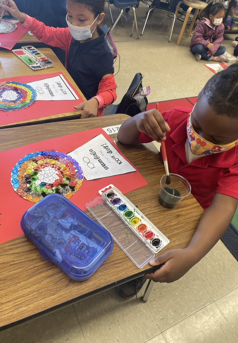 MonicaManipon's tweet photo. Lincoln Lions celebrating 100 days of learning! #lincolnlionpride #proudtobelbusd @LincolnLBUSD @ElemLBUSD https://t.co/cs6clrQ3gt