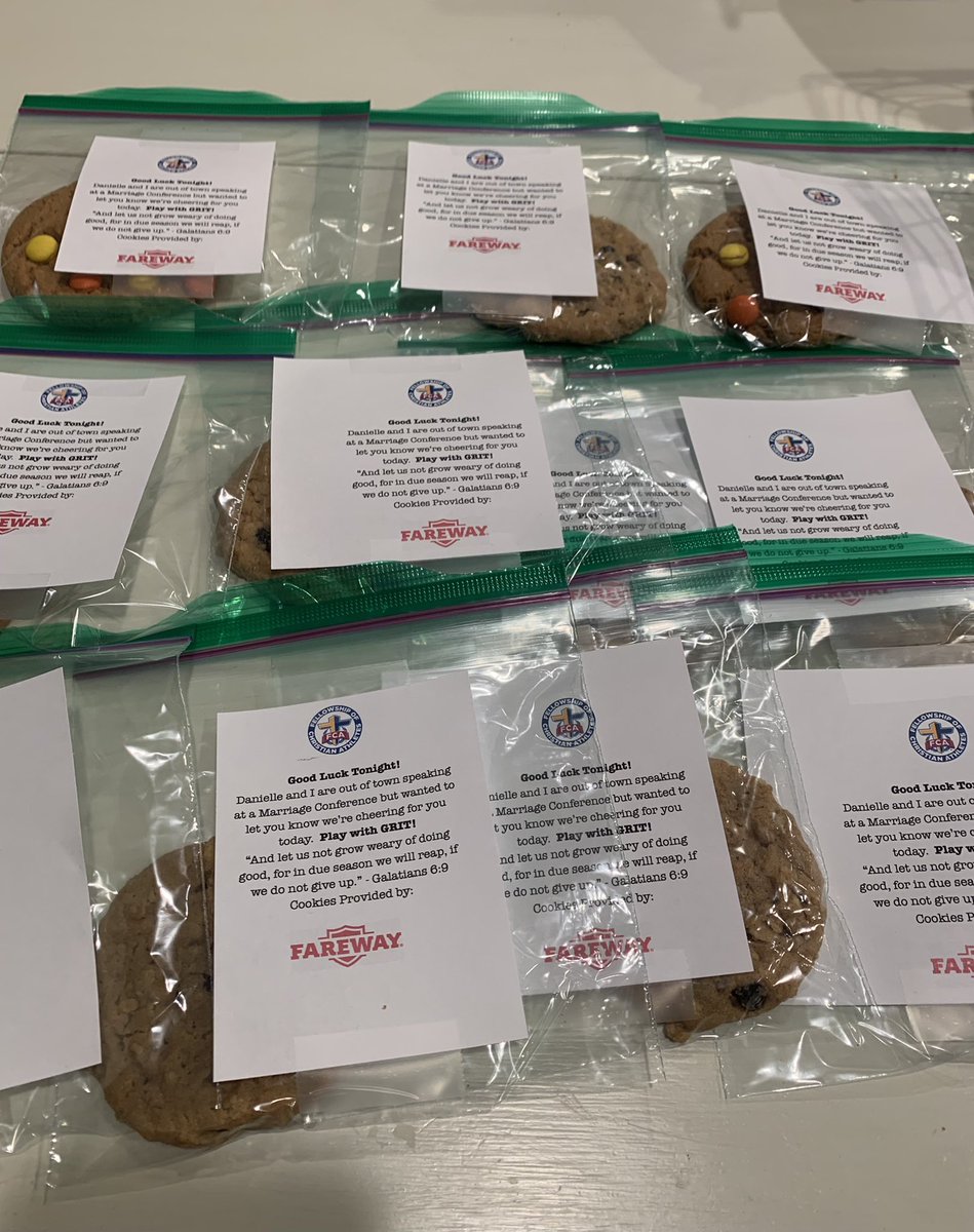 We’ve got Cookies and Water for varsity boys and girls basketball teams today! Carlisle athletes can pick yours up in the office. Lincoln athletes can pick yours up in Coach Einerson’s room. Good luck tonight! @rails_hoops  <a href="/CarlisleHoops/">Carlisle Boys Basketball 🏀</a> <a href="/carlisle_girls/">Carlisle Girls Basketball</a> @RailsGirlsHoops