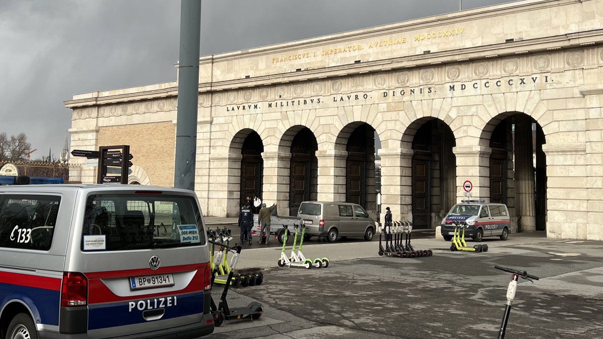 TvEinsatz's tweet photo. 14:12 Die Polizei kontrolliert Fahrzeuge beim Burgtor.
#demowien #wien #w1102 #autokorso #demo #autoprotest https://t.co/kCKmRhSJlj