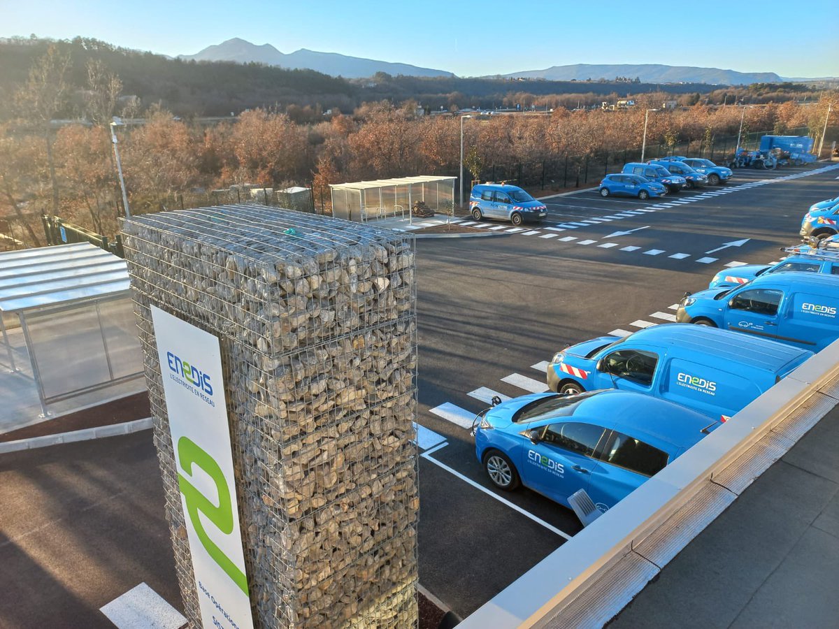 EnedisRegionSud's tweet photo. Inauguration dans quelques instants de notre nouveau site @enedis à #Sisteron
Sur les Alpes du Sud, 3️⃣0️⃣0️⃣ salariés gèrent 15 000 km de réseau électrique ⚡️ au service de nos 275 000 clients. #ServicePublic #Territoire https://t.co/h3chG5z7hD