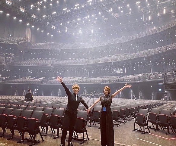 kikisshells's tweet photo. 終演後にKeyboards &amp; Chorusの北川加奈さんと一緒に撮って頂いた写真🖤✨

先程、早速アーカイブ配信を楽しみました💕

2022年2月11日（金）18:00 ～ 
2022年2月14日（月）23:59

月曜日まで見られます🥰

#ZARD https://t.co/R68l4vCIO9