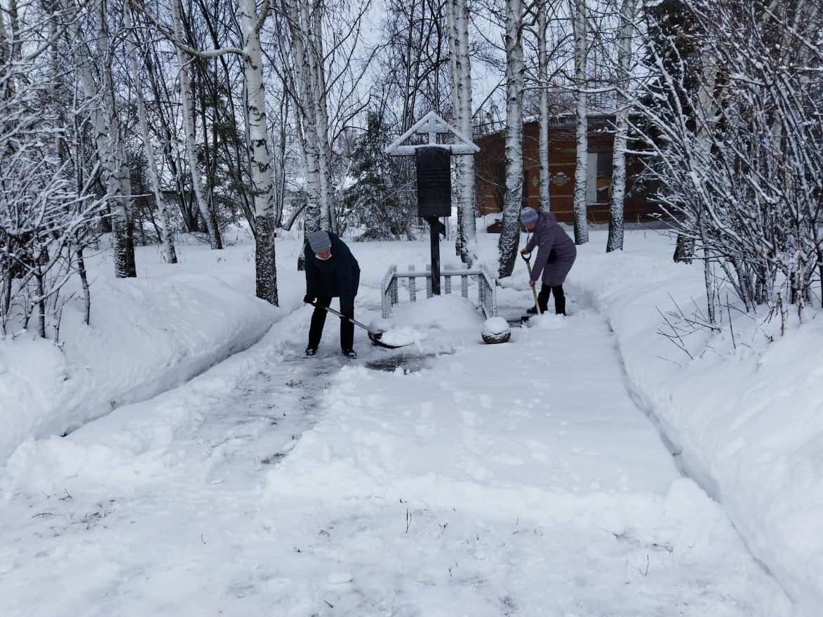 11 февраля, в санитарную пятницу, специалисты досугового центра и библиотеки расчистили снег у поклонного Креста на месте разрушенного храма в честь Рождества Христова.